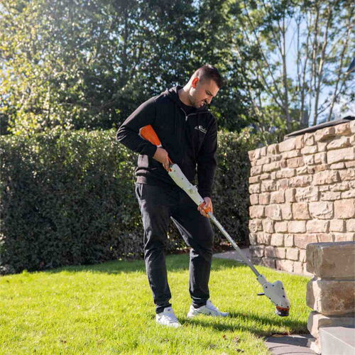 Hausmeister bei der Gartenpflege